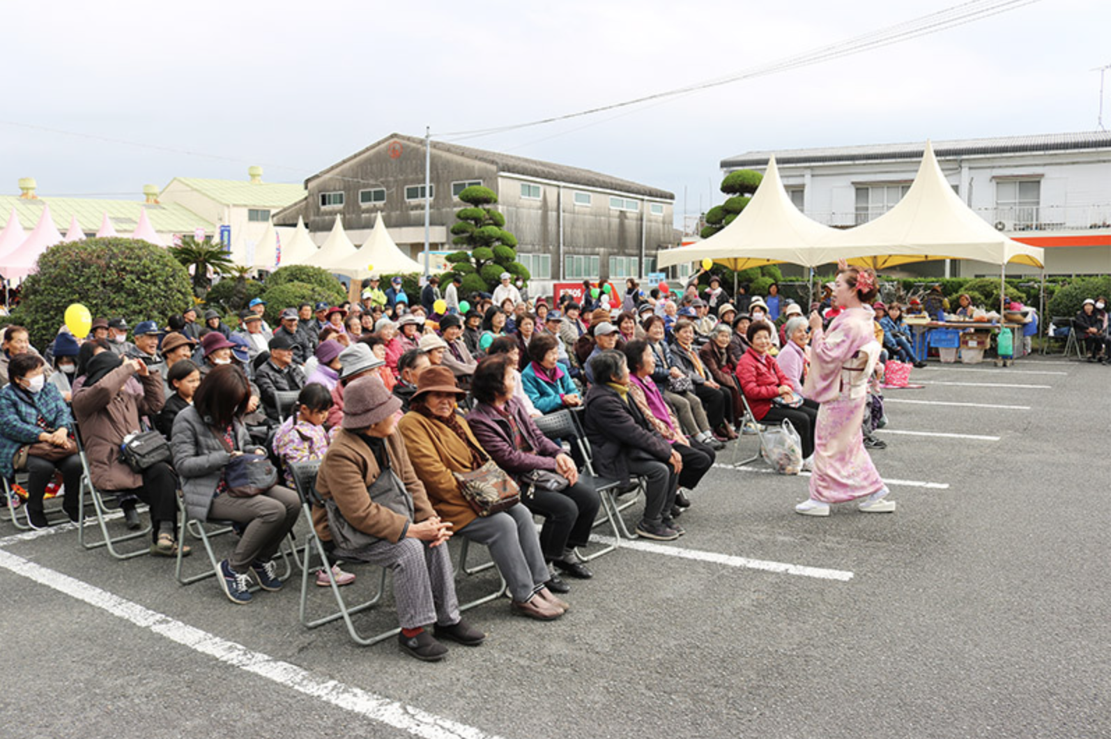 歌謡＆舞踊ショーの様子